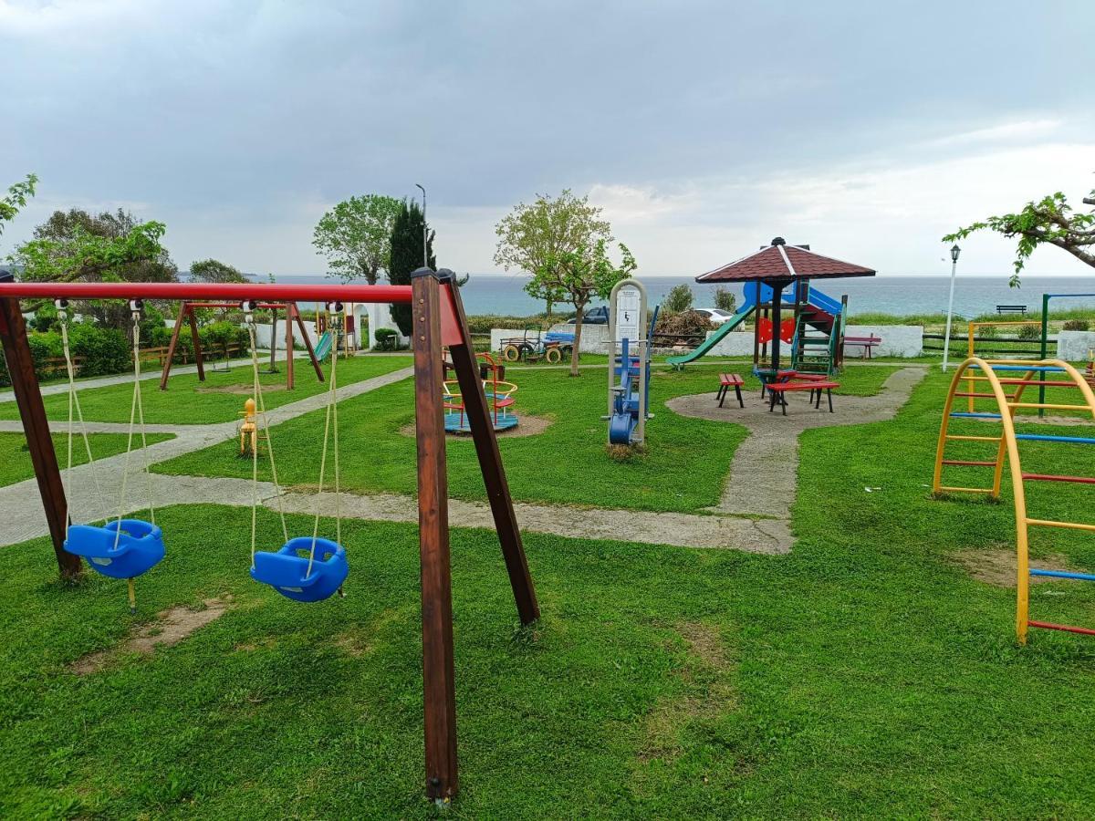 Villa Right Across The Sea Nea Kallikrateia Exterior foto