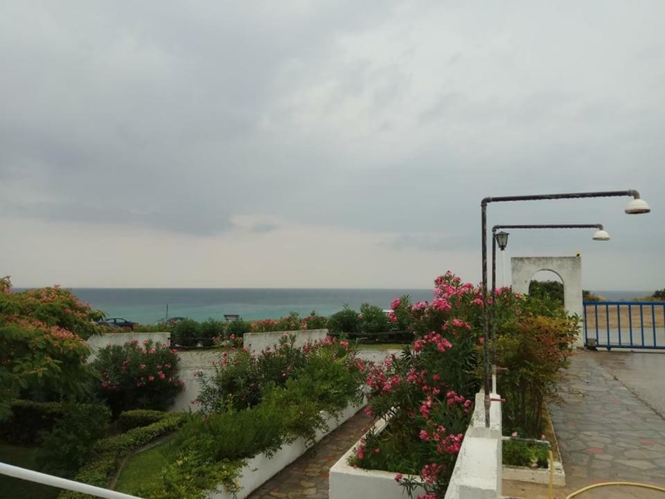 Villa Right Across The Sea Nea Kallikrateia Exterior foto