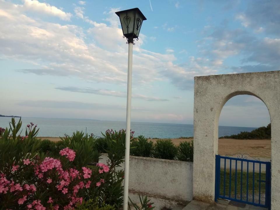 Villa Right Across The Sea Nea Kallikrateia Exterior foto
